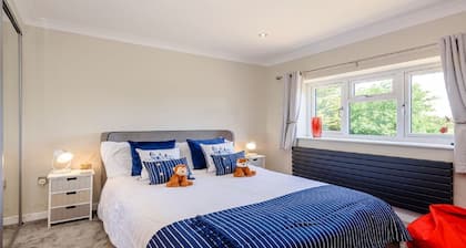 Luxurious Villa - Hot Tub - Garden - 3 Bath - Pets
