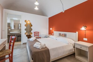 Deluxe Room | Down comforters, minibar, individually decorated, individually furnished - Il Baiocco -Ibla Charme Rooms (Ragusa)