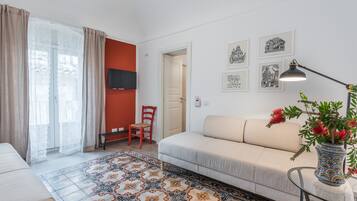 Deluxe Room | Living area | 22-inch flat-screen TV with digital channels, TV