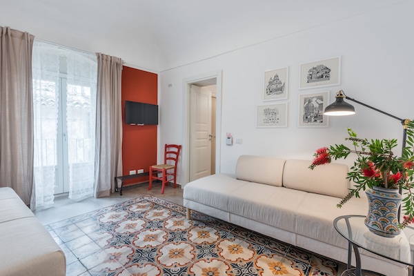 Deluxe Oda | Oturma alanı | Dijital TV kanalları bulunan 22 inç düz ekran televizyon, televizyon