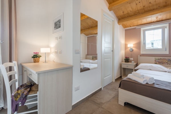 Panoramic Tek Büyük Yataklı Oda | Kuştüyü yorgan, minibar, ayrı ayrı dekore edilmiş, ayrı ayrı döşenmiş