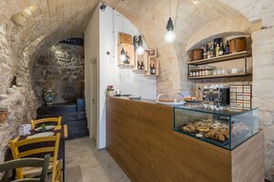 Desayuno con opciones de la cocina local incluido todos los días 