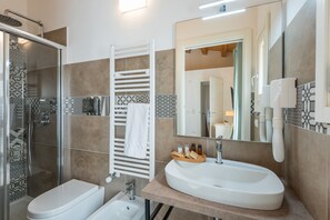 Basic Double Room | Bathroom | Shower, rainfall showerhead, free toiletries, hair dryer