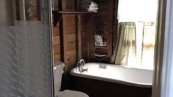 Baignoire, sĂšche-cheveux, serviettes fournies, papier toilette
