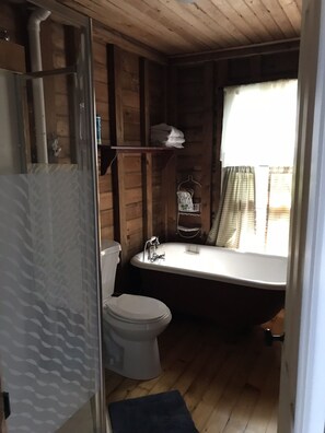 Badewanne, Haartrockner, Handtücher, Toilettenpapier