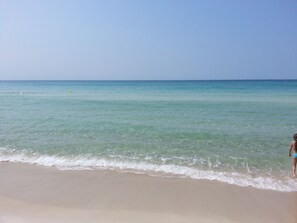 Playa en los alrededores y toallas de playa 