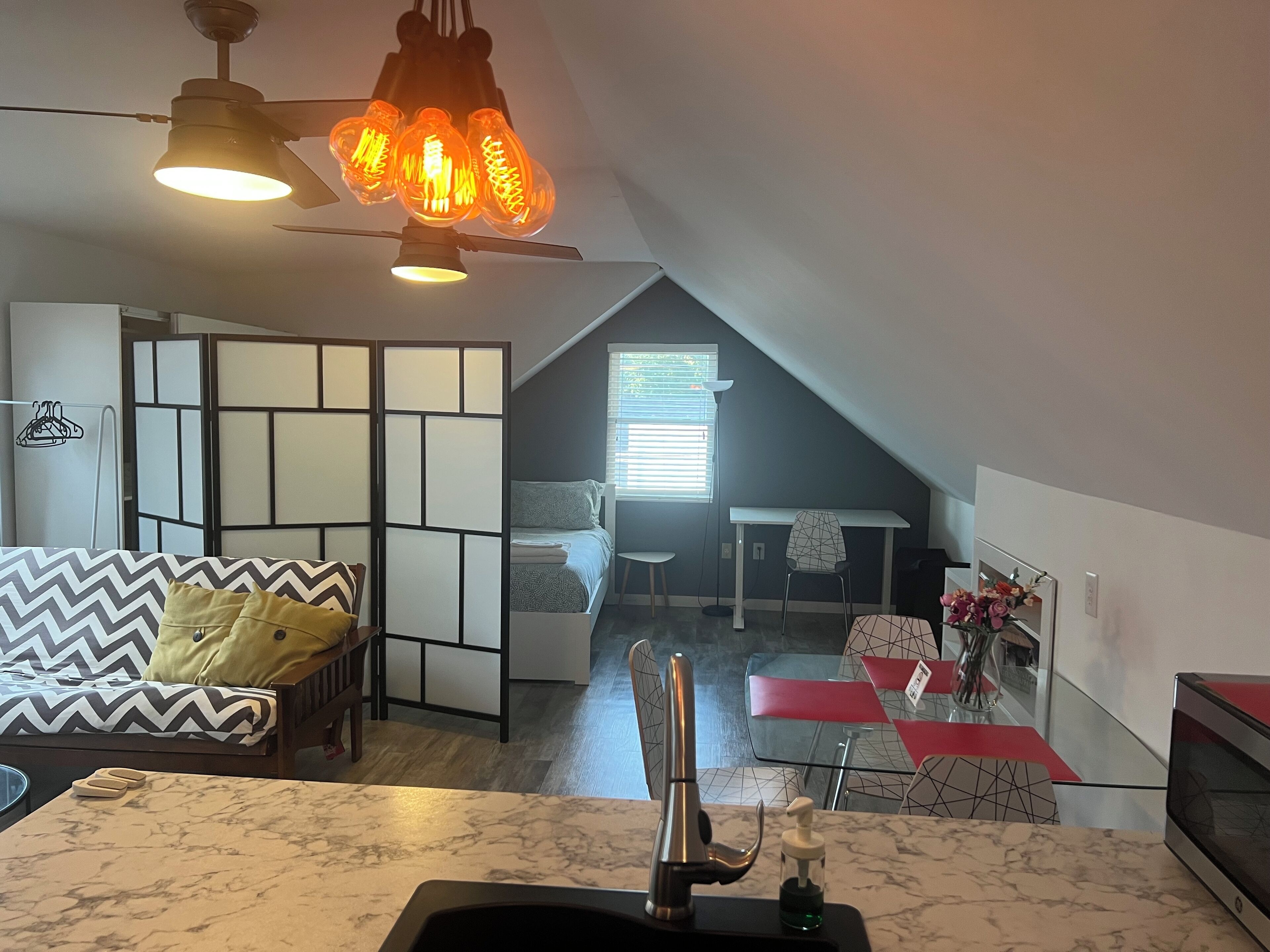 Escritorio, wifi gratis y ropa de cama 