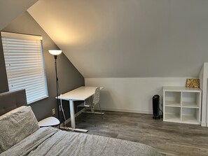 Escritorio, wifi gratis y ropa de cama