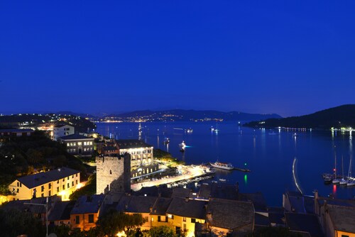 Medieval rustic with garden and wonderful sea view