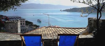 Rustico medioevale con giardino e meravigliosa vista mare