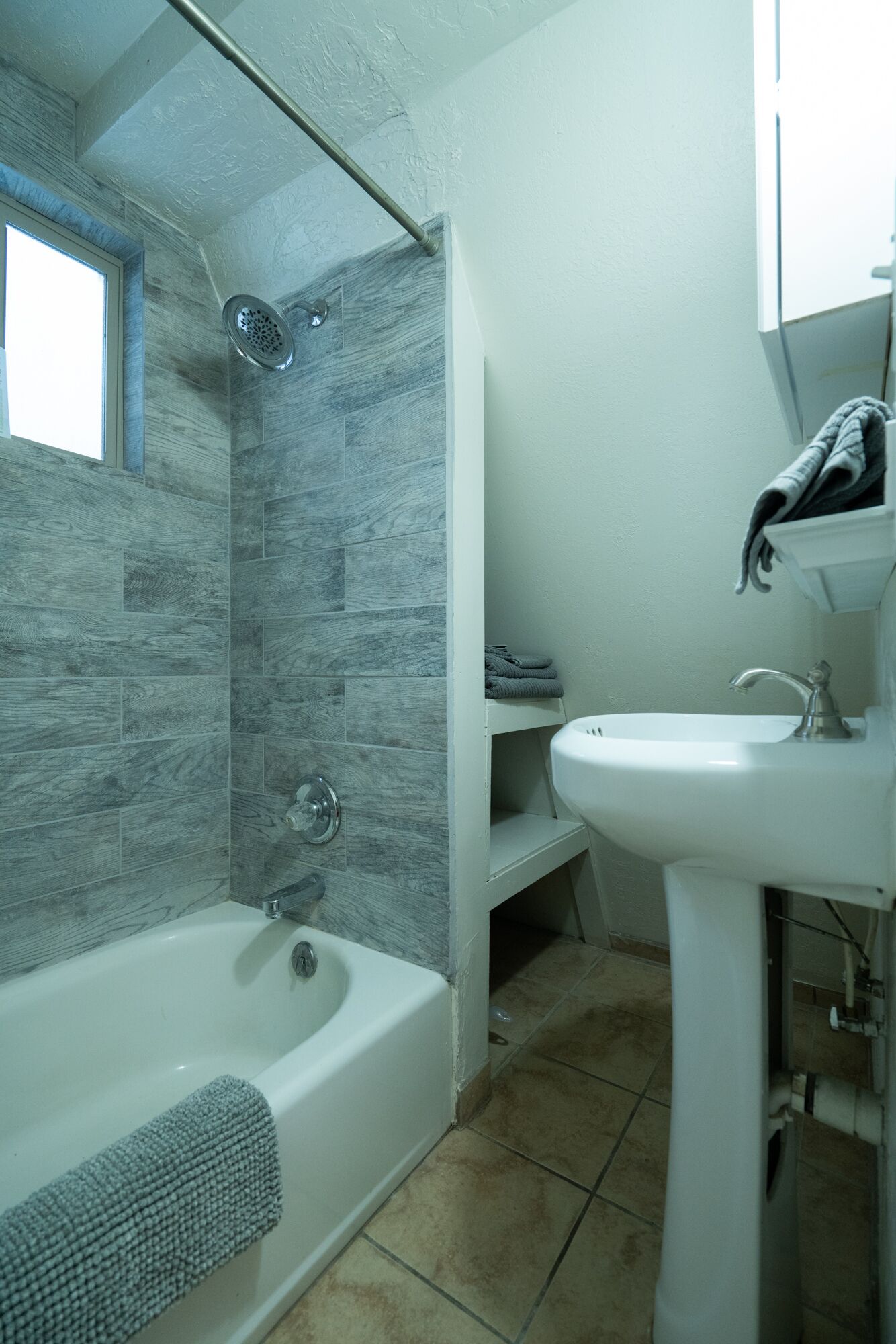 Combined shower/tub, hair dryer, towels