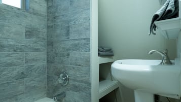 Combined shower/tub, hair dryer, towels