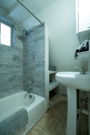 Ensemble douche/baignoire, sèche-cheveux, serviettes fournies