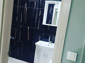 Douche, sèche-cheveux, serviettes fournies, savon