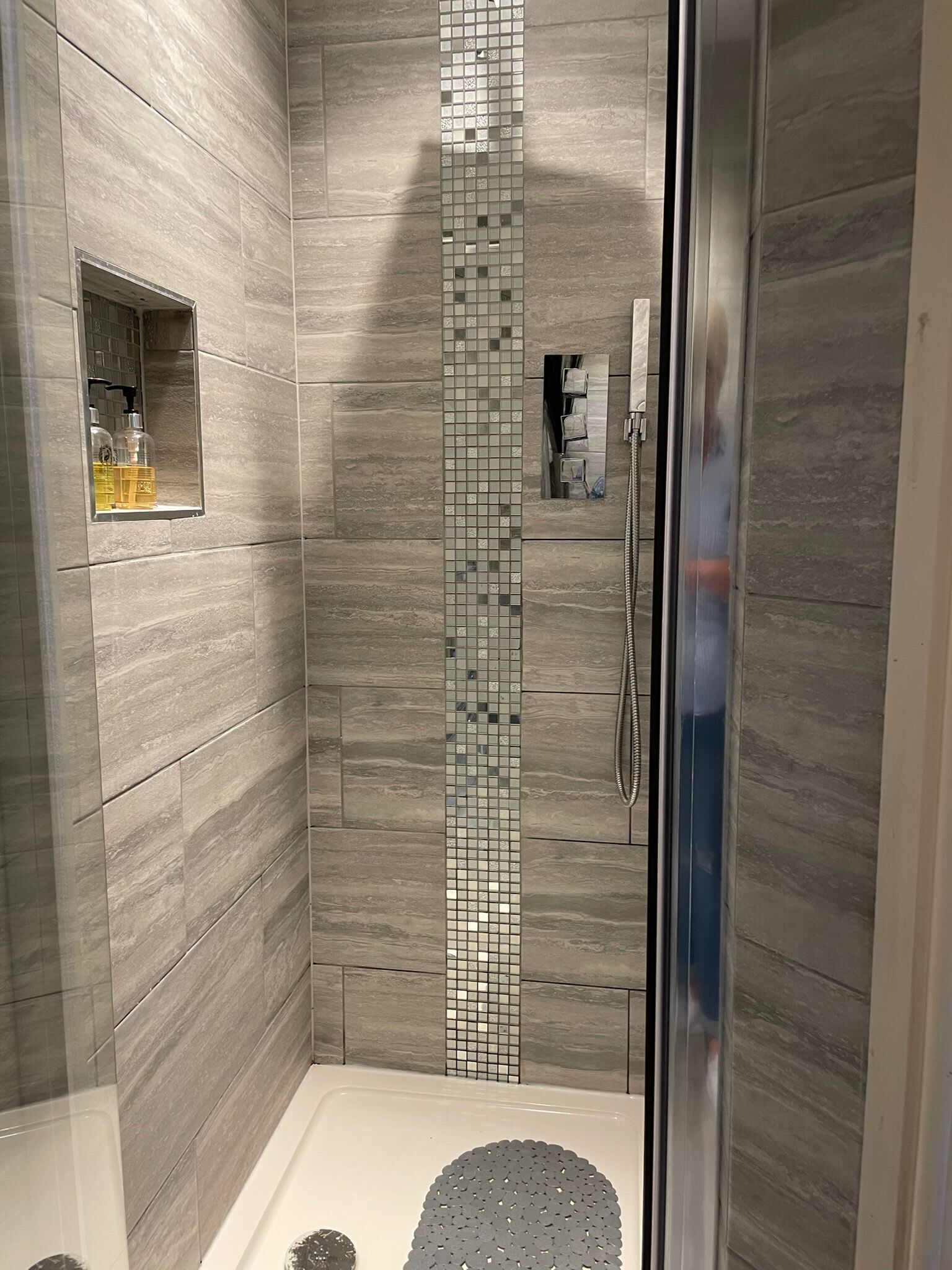 Bathtub, hair dryer, towels, shampoo