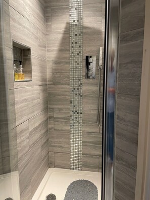 Badewanne, Haartrockner, Handtücher, Shampoo