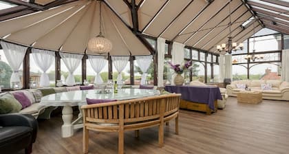 Luxuriöse Villa mit eigenem Whirlpool und großem umzäunten Garten (8 Personen)