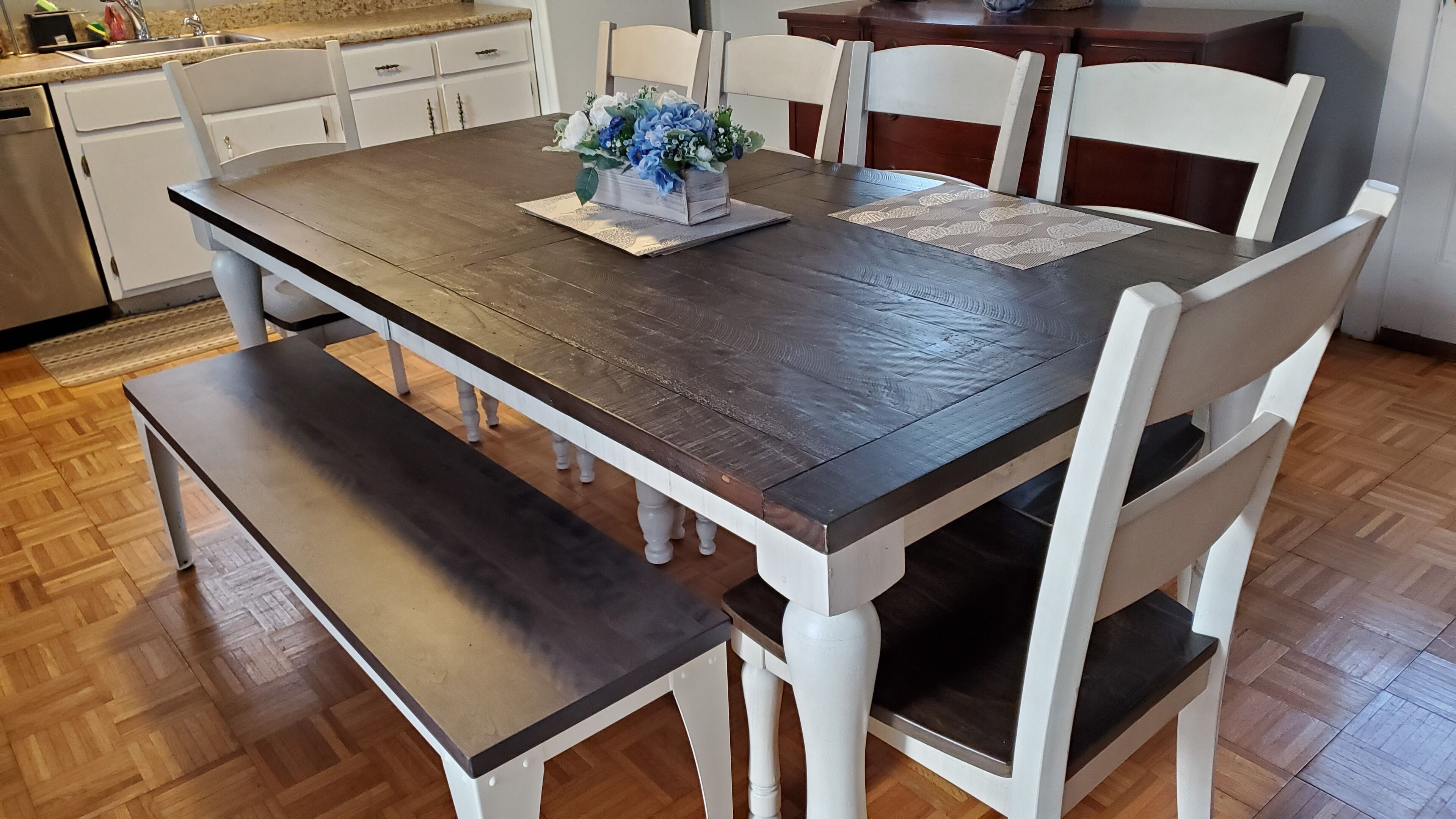 Eat in kitchen with large table - perfect for big family gatherings!