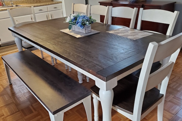 Eat in kitchen with large table - perfect for big family gatherings!