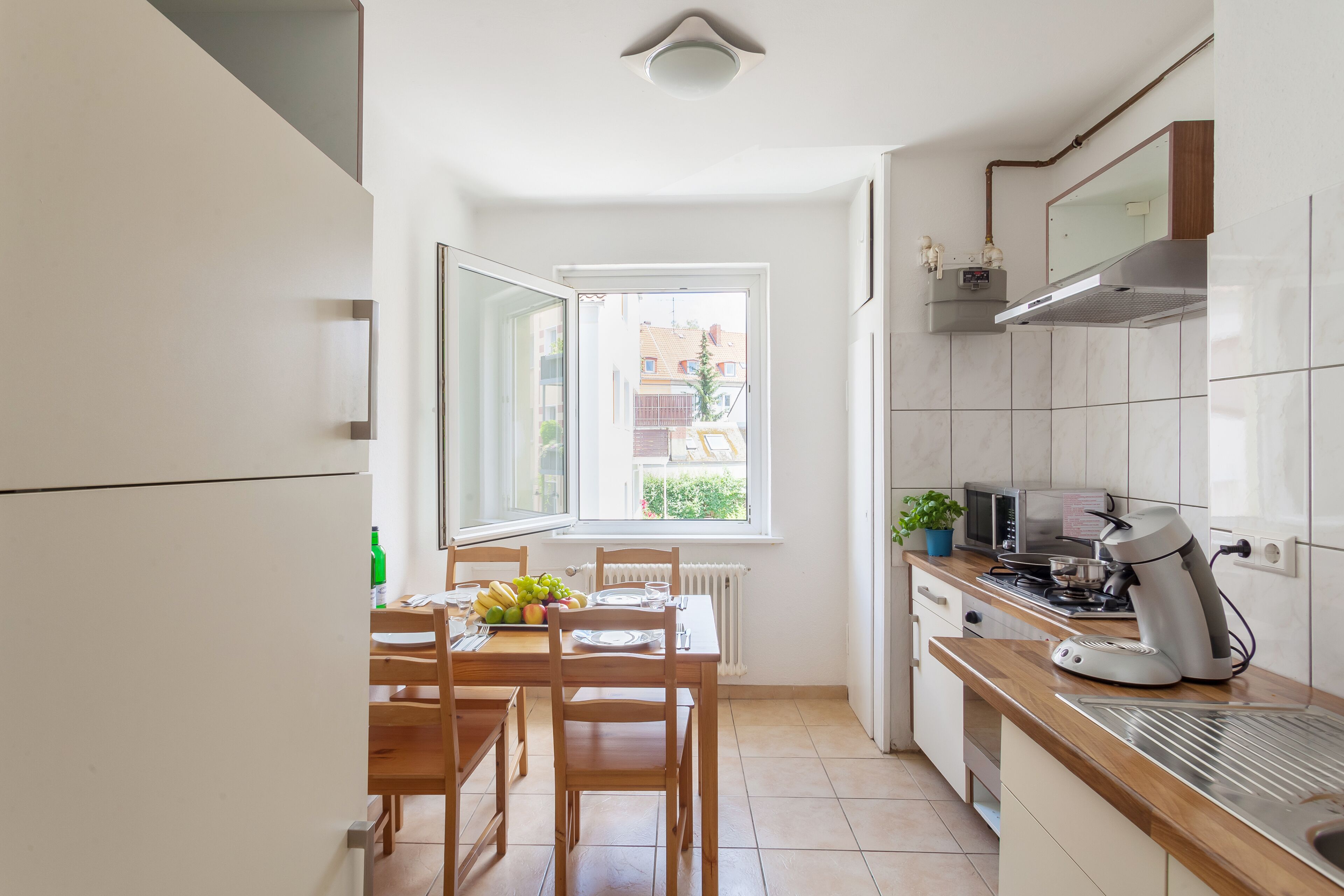 Kühlschrank, Mikrowelle, Herdplatte, Wasserkocher mit Kaffee-/Teezubehör