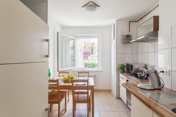 Kühlschrank, Mikrowelle, Herdplatte, Wasserkocher mit Kaffee-/Teezubehör