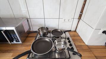 Kühlschrank, Mikrowelle, Herdplatte, Wasserkocher mit Kaffee-/Teezubehör