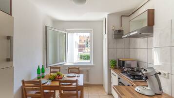 Fridge, microwave, stovetop, coffee/tea maker