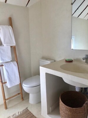 Shower, towels - Charming villa with pool (Saly)