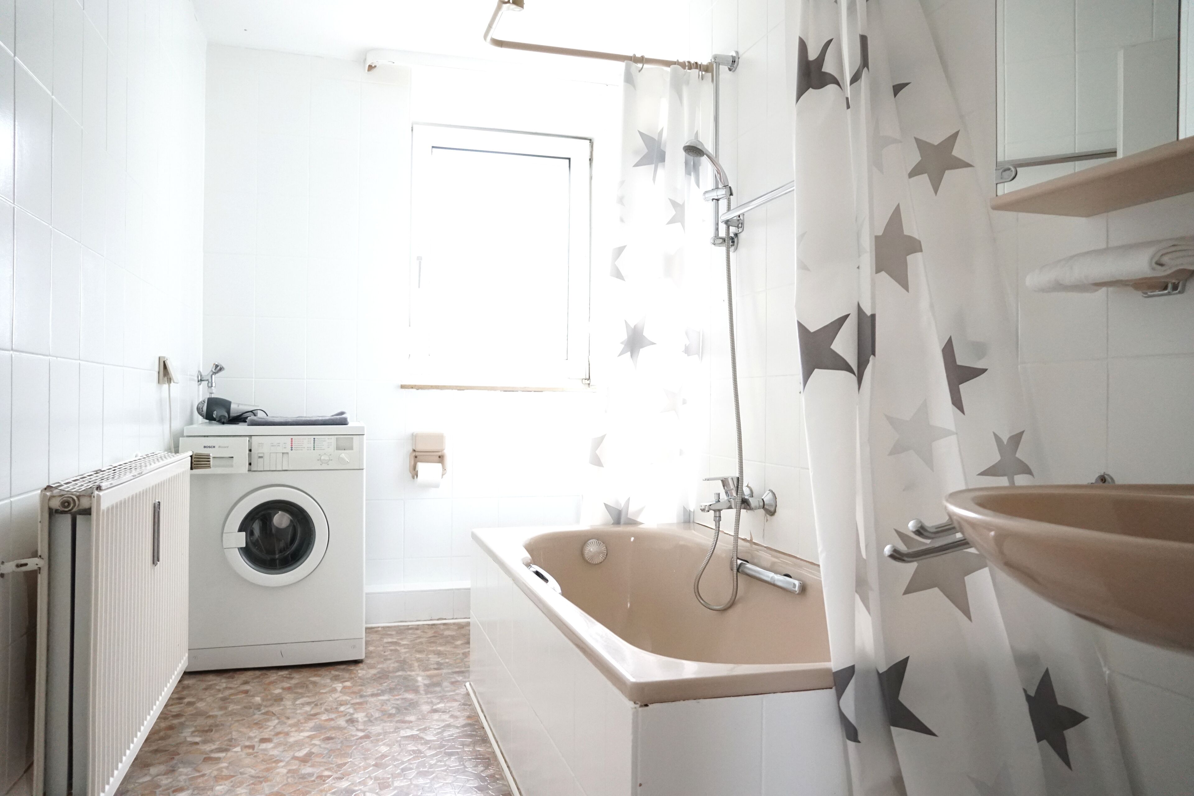 Duschwanne, Haartrockner, Toilettenpapier