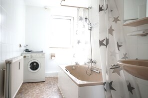 Combined shower/bathtub, hair dryer, toilet paper - P4 - Large apartment at the gates of Kassel (Simmershausen)