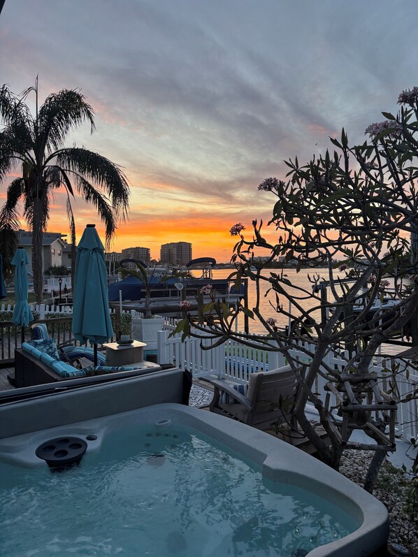 Tina de hidromasaje al aire libre