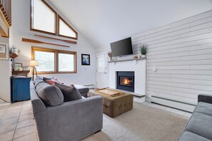 Smart TV, fireplace, toys, books - Home in Hideout! Long Term Rental. Fully Furnished and Close to Amenities (lake ariel)