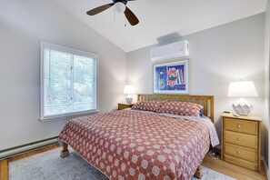 3 bedrooms, desk, iron/ironing board, free WiFi