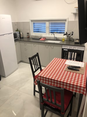 Appartement Confort | Repas dans la chambre