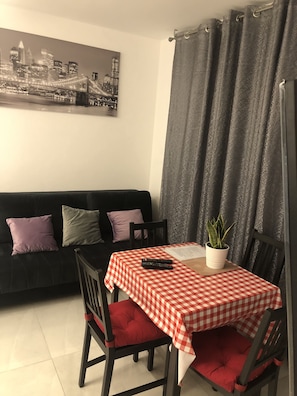 Appartement classique | Repas dans la chambre