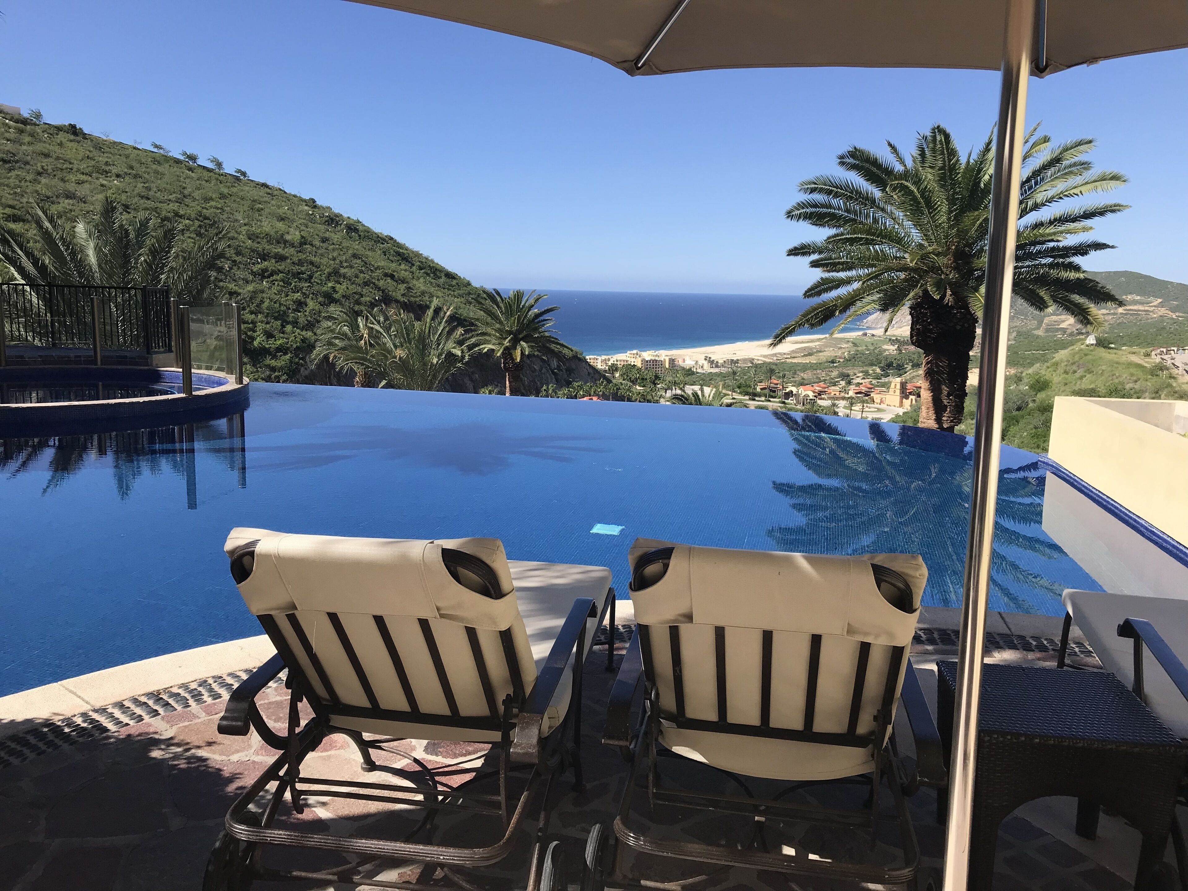 Een buitenzwembad en een verwarmd zwembad