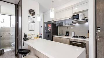 Refrigerador, microondas, horno y parrilla de estufa