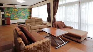 Nhà, 2 phòng ngủ, không hút thuốc (Private Vacation, b/yard, up to 10ppl) | Khu phòng khách | TV màn hình phẳng 