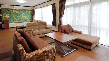Ferienhaus, 2 Schlafzimmer, Nichtraucher (Private Vacation, b/yard, up to 10ppl) | Wohnbereich | Flachbildfernseher