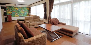 Casa, 2 habitaciones, para no fumadores (Private Vacation, b/yard, up to 10ppl) | Área de sala de estar | Televisión de pantalla plana 