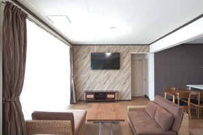 Casa, 2 dormitoris, no fumadors (Private Vacation, b/yard, up to 10ppl) | Sala d'estar | Televisor de pantalla plana