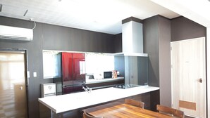 Nhà, 2 phòng ngủ, không hút thuốc (Private Vacation, b/yard, up to 10ppl) | Bếp riêng | Tủ lạnh, lò vi sóng, bếp nấu, nồi cơm 