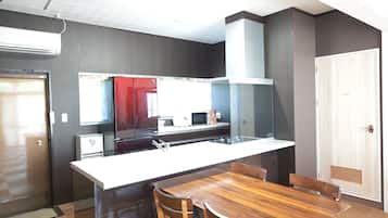 Casa, 2 habitaciones, para no fumadores (Private Vacation, b/yard, up to 10ppl) | Cocina privada | Refrigerador con congelador, microondas, parrilla de estufa y arrocera