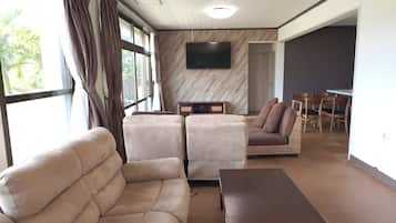 Casa, 2 habitaciones, para no fumadores (Private Vacation, b/yard, up to 10ppl) | Sala de estar | Televisión de pantalla plana