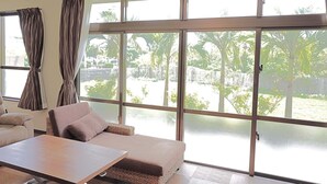 Nhà, 2 phòng ngủ, không hút thuốc (Private Vacation, b/yard, up to 10ppl) | Khu phòng khách | TV màn hình phẳng 