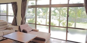 Casa, 2 habitaciones, para no fumadores (Private Vacation, b/yard, up to 10ppl) | Área de sala de estar | Televisión de pantalla plana 