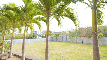 Talo, 2 makuuhuonetta, tupakointi kielletty (Private Vacation, b/yard, up to 10ppl) | Näkymä puutarhaan