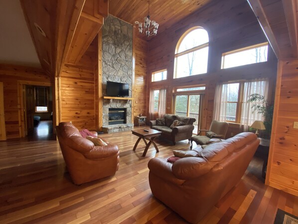 TV, fireplace - Cozy Log Home Sleeps 10 (Mchenry)