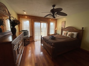 6 bedrooms, iron/ironing board, WiFi, bed sheets - Cozy Log Home Sleeps 10 (Mchenry)