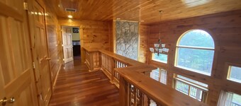 Cozy Log Home Sleeps 10